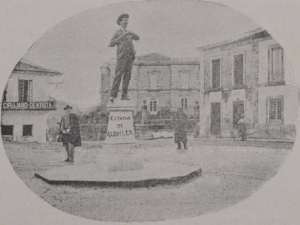 Labarta subido nun pedestal dun faron