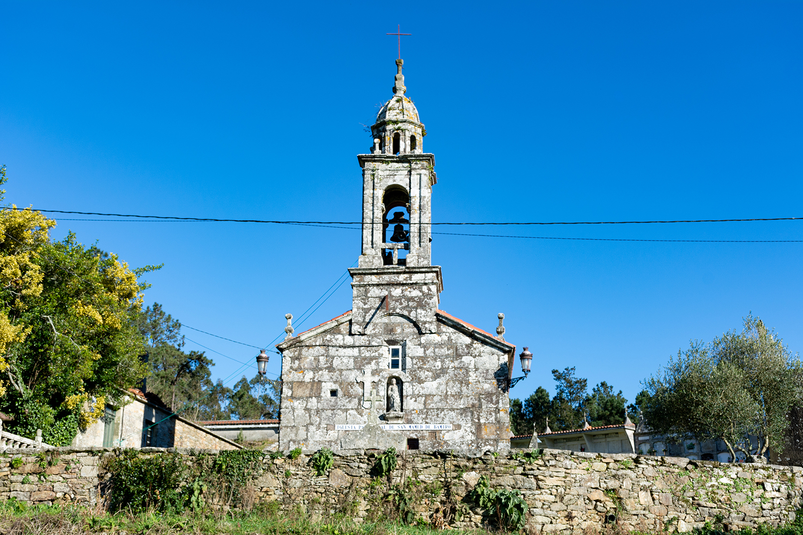 6 Igrexa de San Amedio de Bamiro